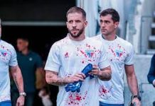 Fortaleza usa camisa com ‘marcas de sangue’ e cobra justiça após atentado a ônibus