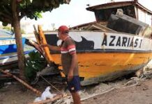 Pescadores pedem ajuda após ressaca danificar os barcos