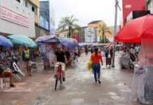 Comerciantes do Centro cobram uma solução para os camelôs