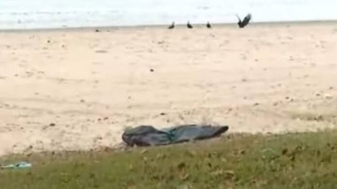 CORPO NA PRAIA