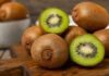 Comer kiwi com casca faz bem? Veja 5 benefícios que muita gente ignora