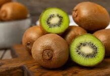 Comer kiwi com casca faz bem? Veja 5 benefícios que muita gente ignora