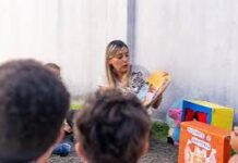 Professora transforma histórias infantis em experiências de afeto e aprendizagem ao estimular criatividade dos alunos